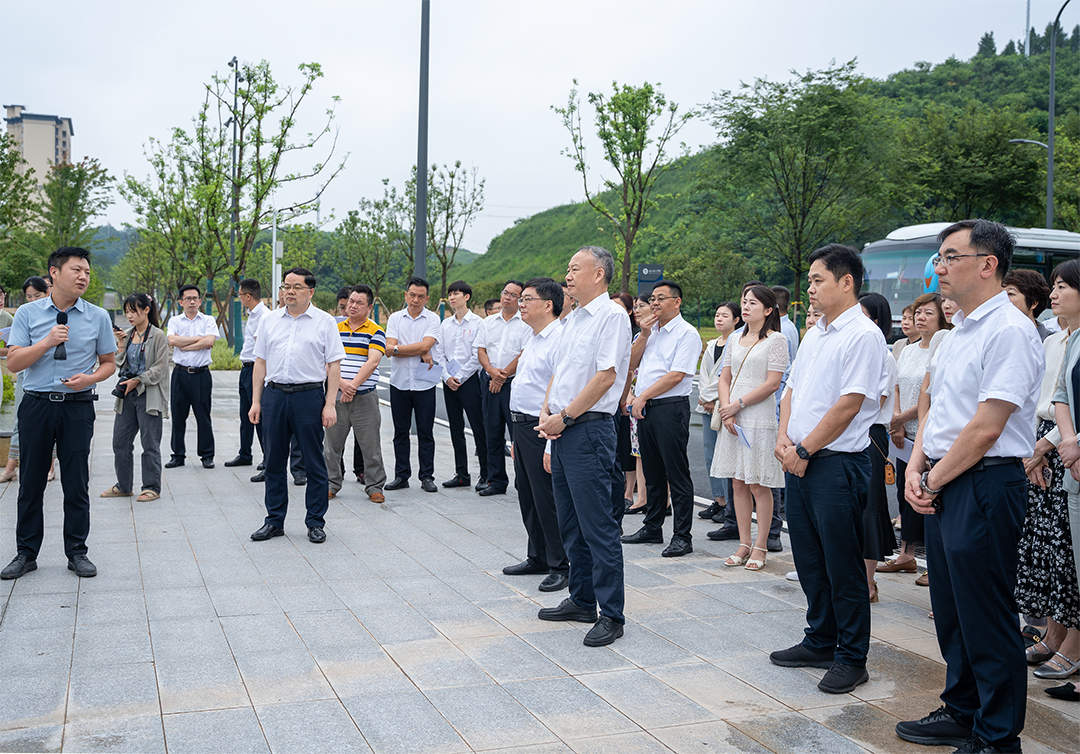 在湖北航空學(xué)院，委員們實地了解學(xué)校建設(shè)進度和教學(xué)設(shè)施設(shè)備配套情況.png